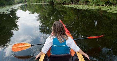 Kvinde i Kajak på Gudenåen
