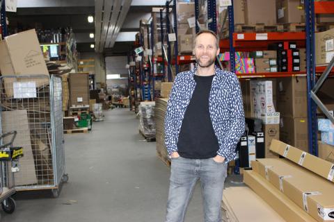 lagerhal med virksomhedsejer