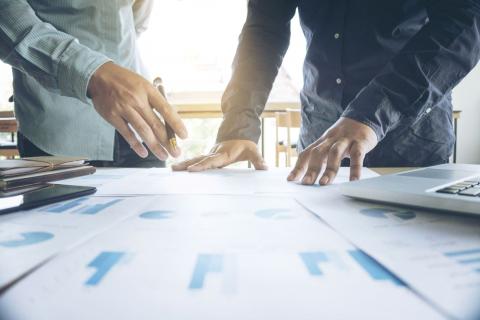 Hænder der noterer i en kalender